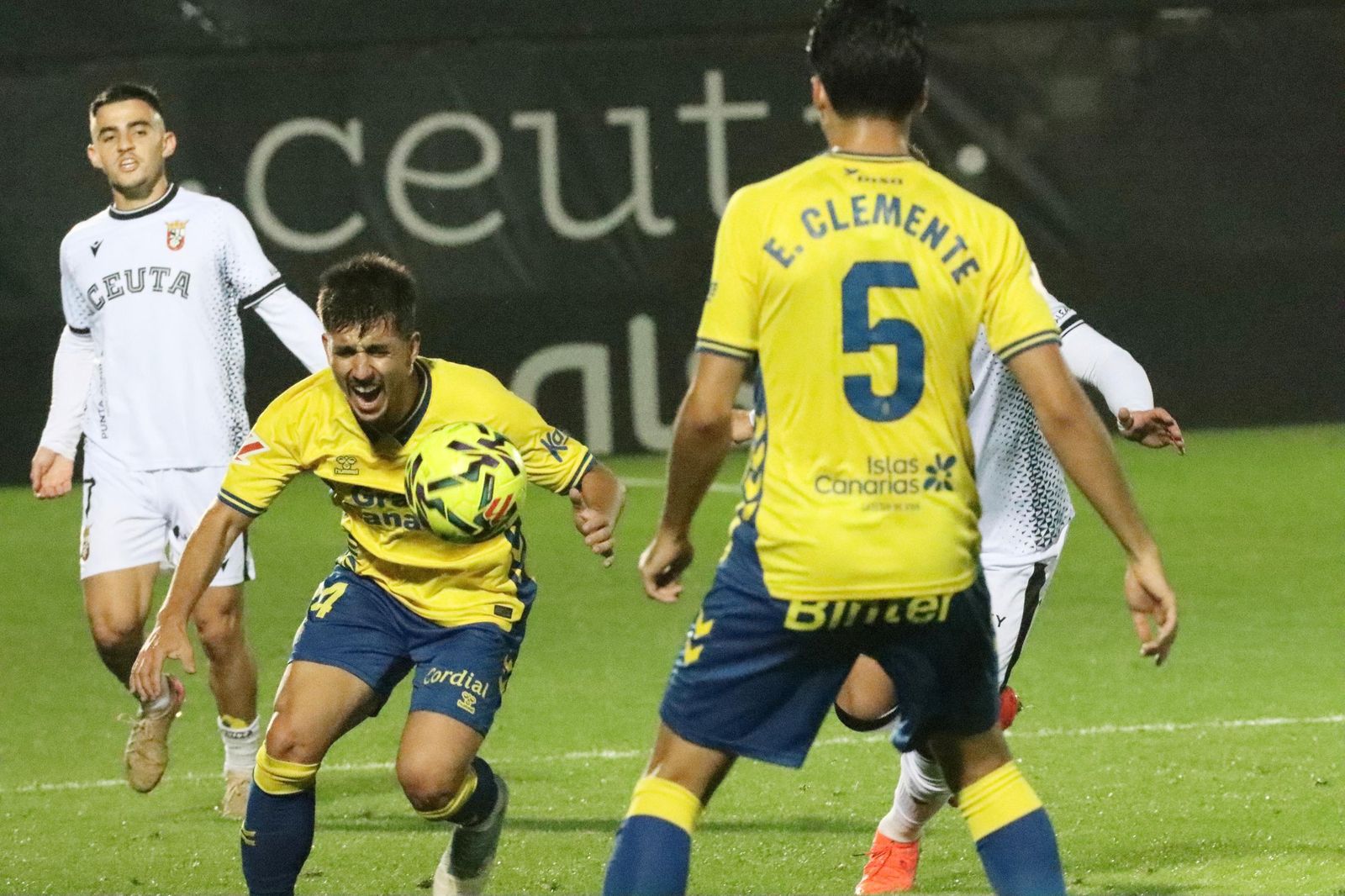 El primer tiempo entre AD Ceuta y Las Palmas se vive con 0-0 en el Alfonso Murube