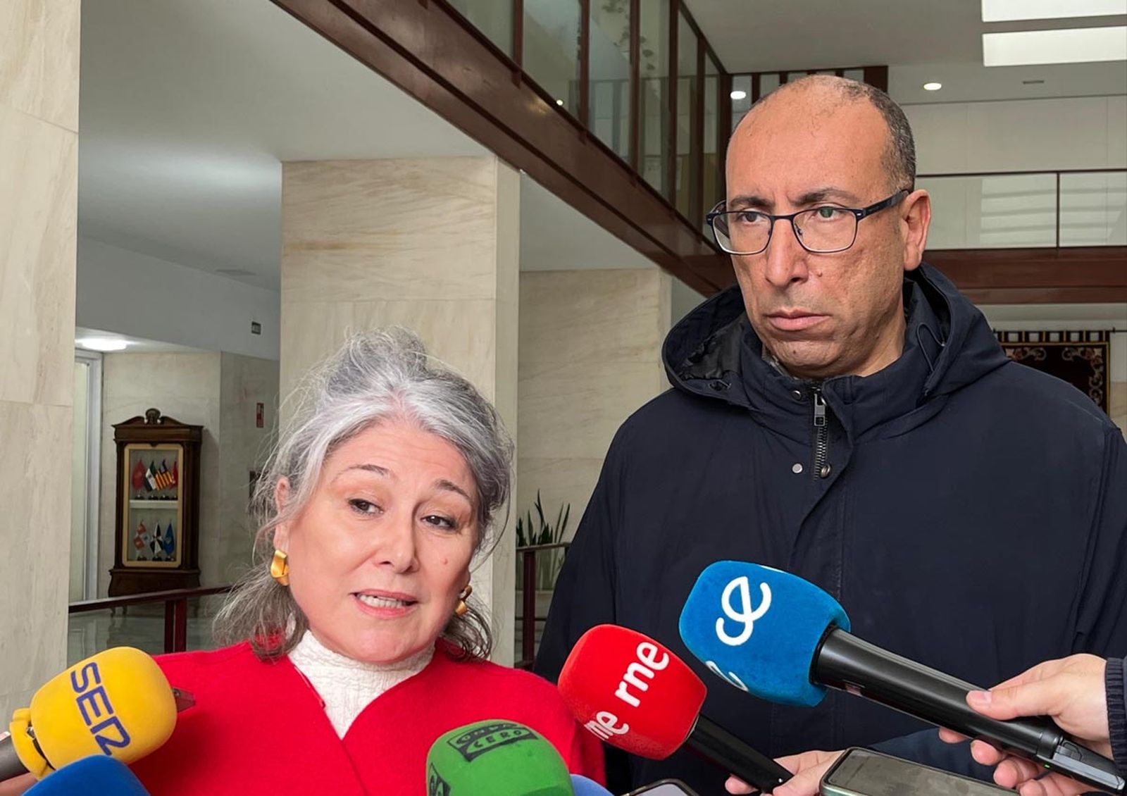 Encarnación Cuenca, junto al presidente de la Fampa, Mohamed Alí, hoy en el Palacio de la Asamblea