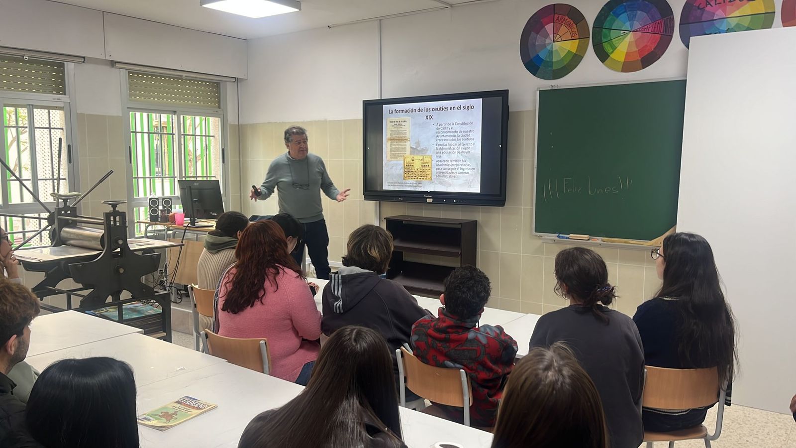 Gómez Barceló en un aula de la Escuela de Arte con el almunado