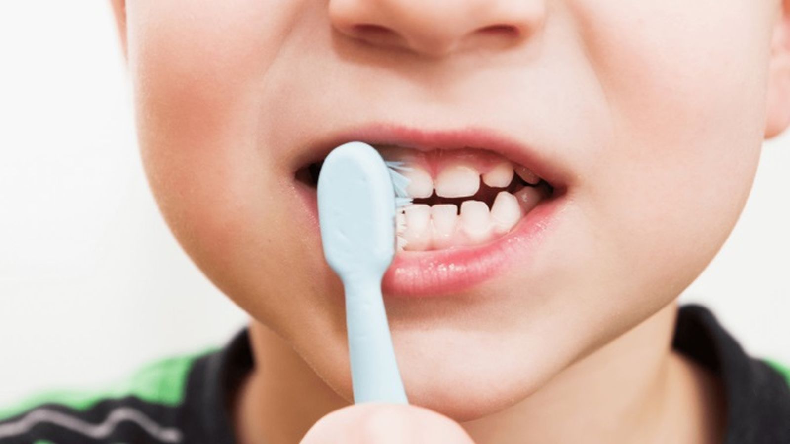 Un pequeño se cepilla los dientes