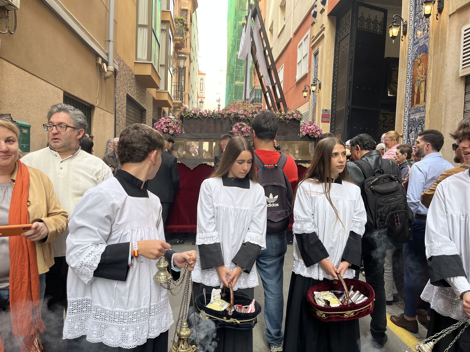 Ceuta acompaña a la Cruz de Mayo de La Flagelación en su primera salida con costaleros