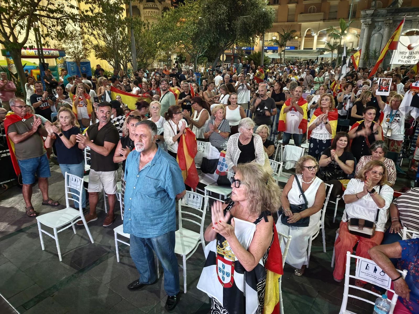 La Plaza de los Reyes se convierte en un gran salón para arropar a Vivas
