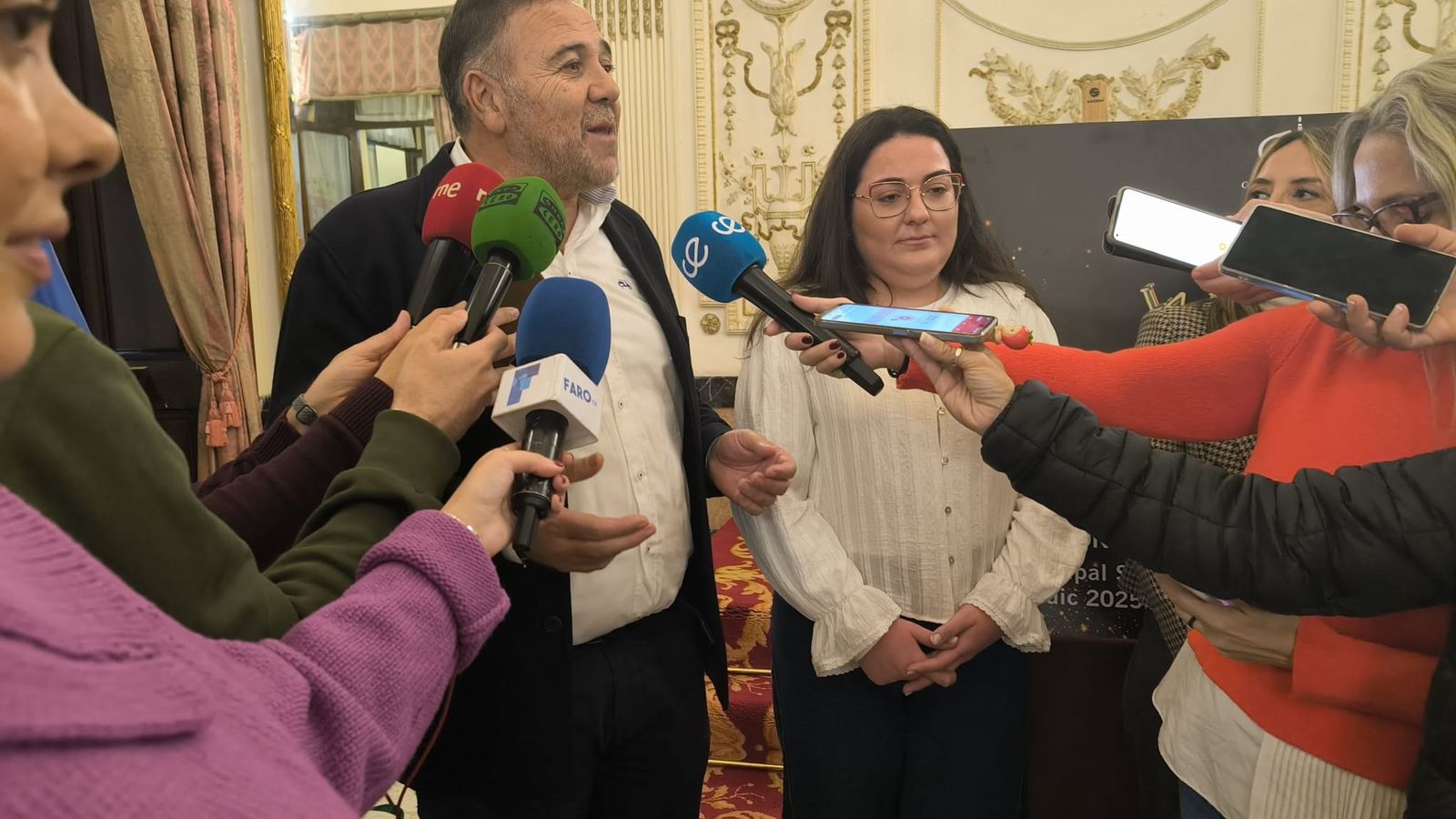 Sara Benhamu y Asher Bentolila atienden a los medios de comunicación