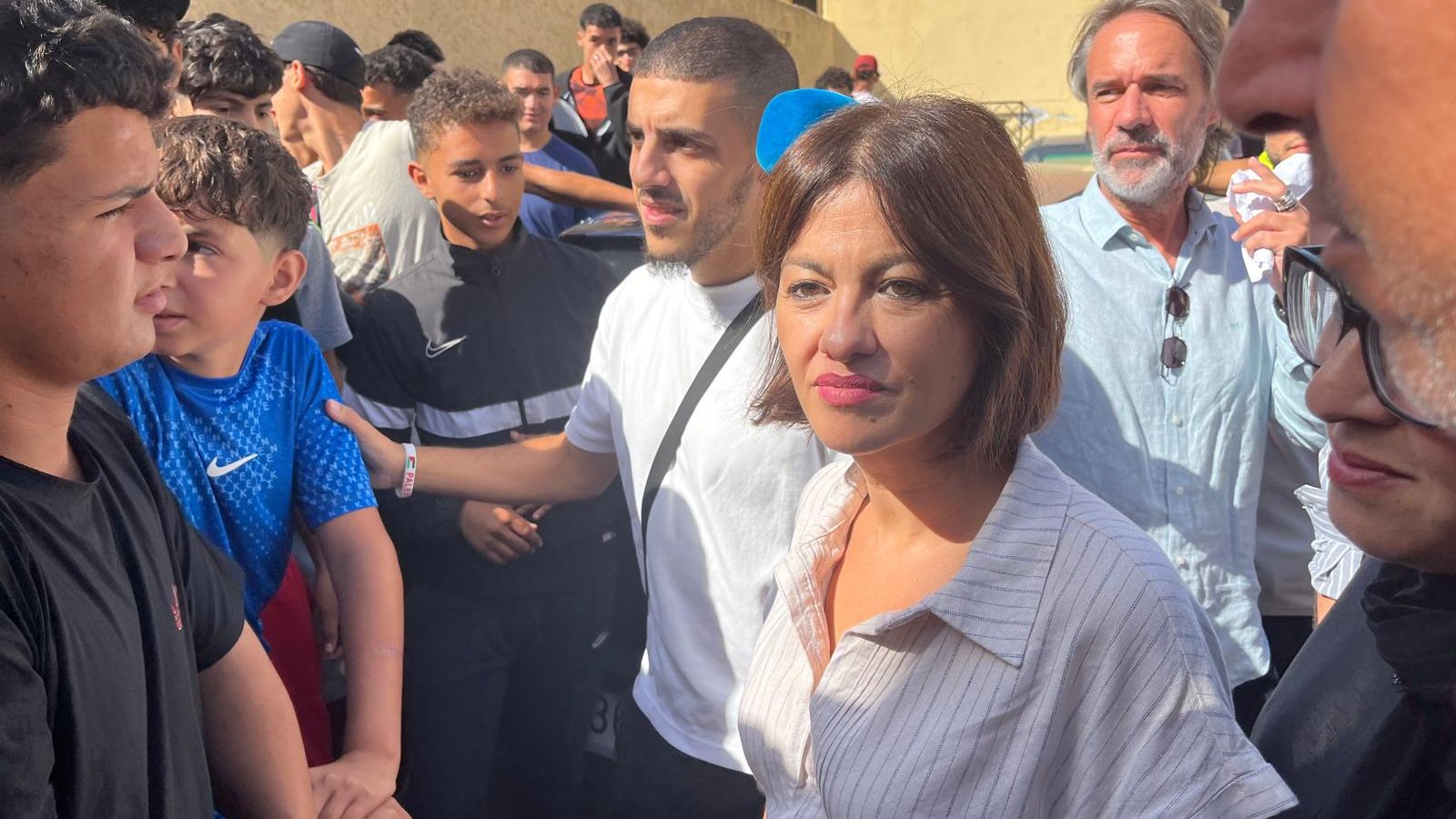 La ministra Sira Rego en la barriada del Príncipe junto a menores migrantes