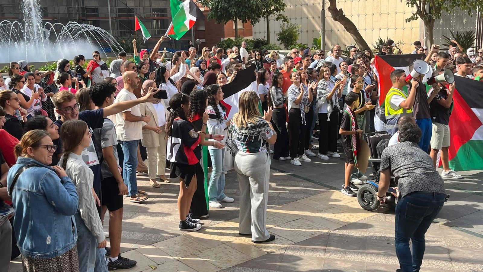 Concentración estudiantil frente a la Delegación del Gobierno en apoyo de la Flotilla y el pueblo palestino