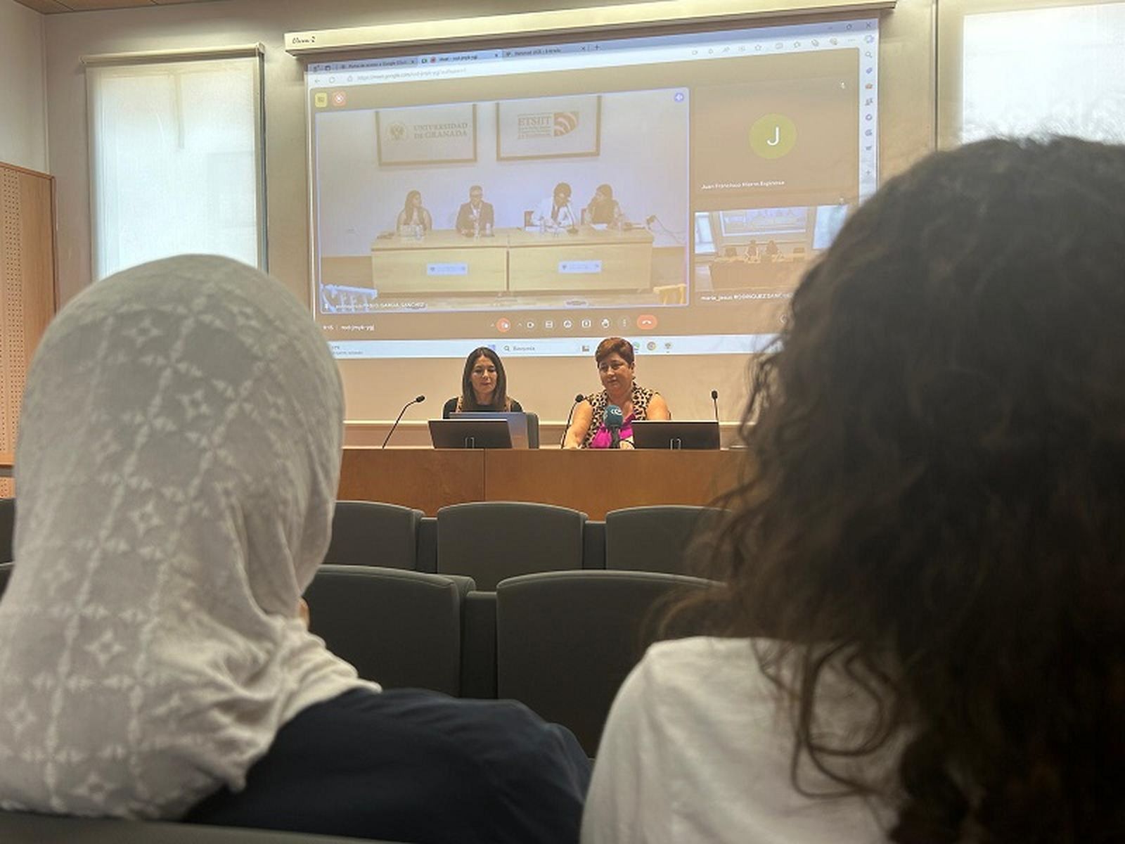 Dos de las doce matriculadas en el Campus 'Seré Ingeniera' observan a la coordinadora del curso y decana de la facultad, María Jesús Rodríguez y María José Aznar, durante la inauguración. / FOTO G
