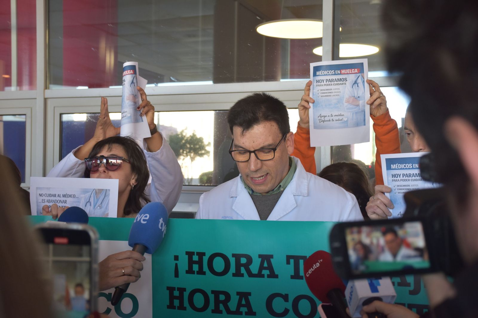 El cirujano Piero Landra lee el manifiesto por el primer día de la huelga nacional de médicos de febrero durante una concentración a las puertas del HUCE