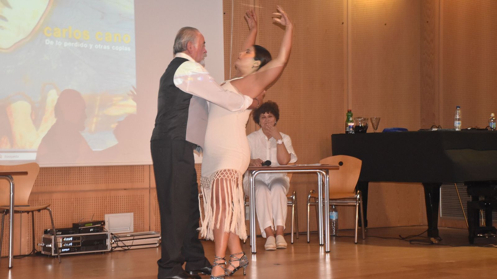 Baile de tango en el acto 'Por un pacifismo activo' organizado por el Club de Lectura de la Biblioteca Adolfo Suárez