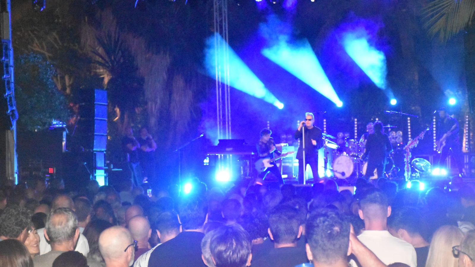 El ‘Loco’ de siempre, el viejo rockero de hoy: Loquillo triunfa en Ceuta