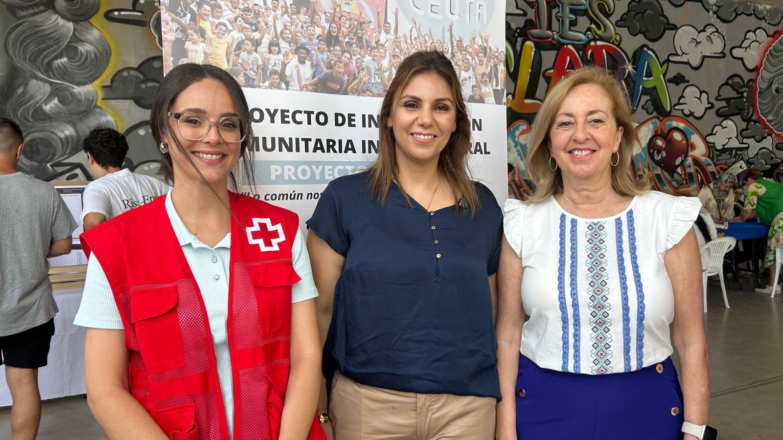 La coordinadora del proyecto ICI y técnico de Cruz Roja, Nadia Lahsmin, la consejera de Sanidad, Nabila Benzina, y la directora general de Servicios Sociales, Adela Nieto