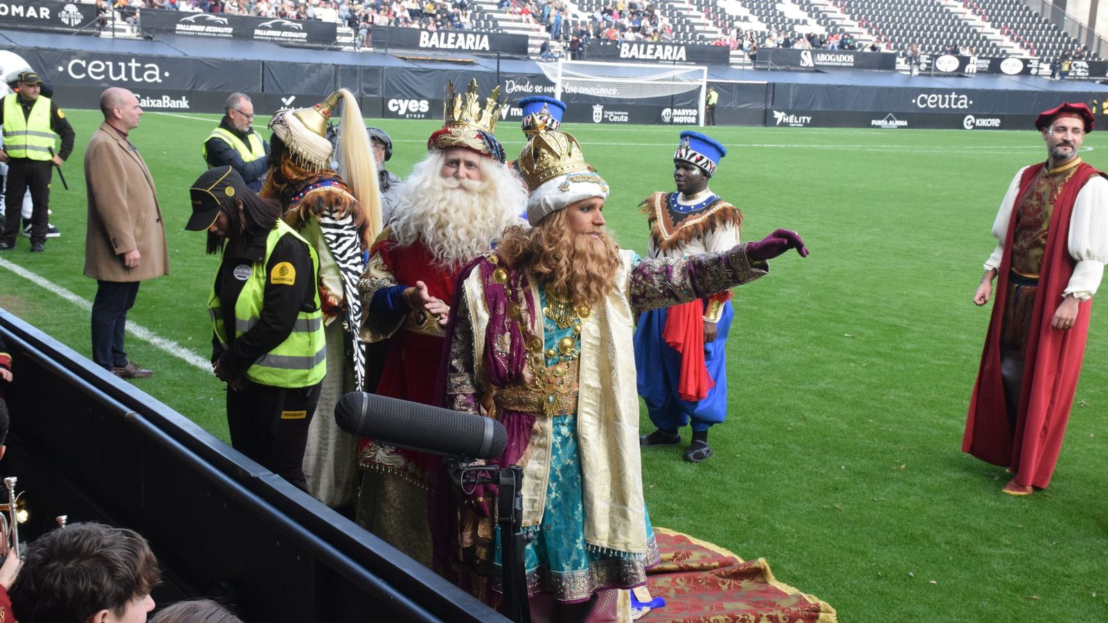 Los Reyes Magos aterrizan en el Alfonso Murube horas antes de la cabalgata