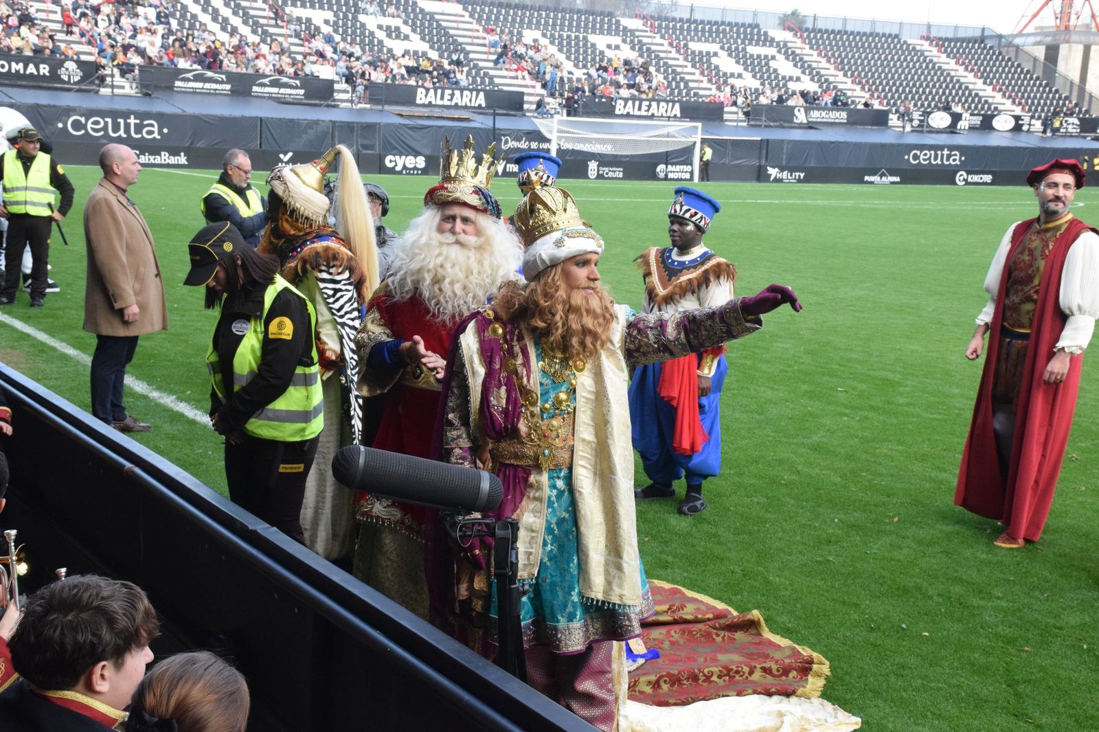 Los Reyes Magos aterrizan en el Alfonso Murube horas antes de la cabalgata