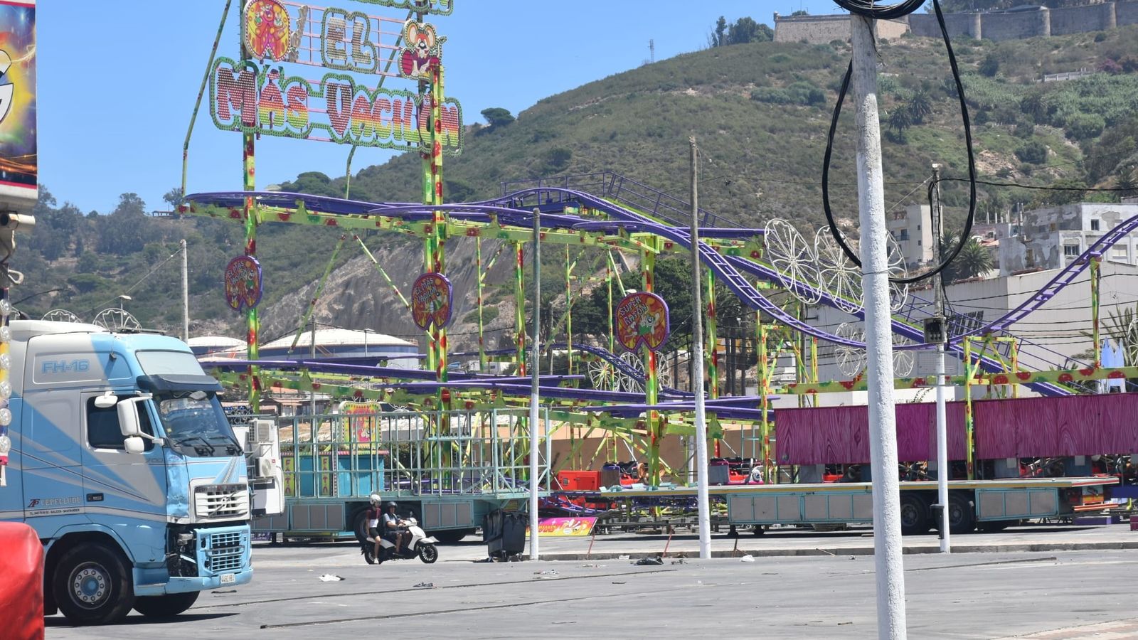 "El ratón vacilón", la atracción cuyo desmontaje exige un mayor número de trabajadores, permanecía esta mañana todavía en el recinto ferial