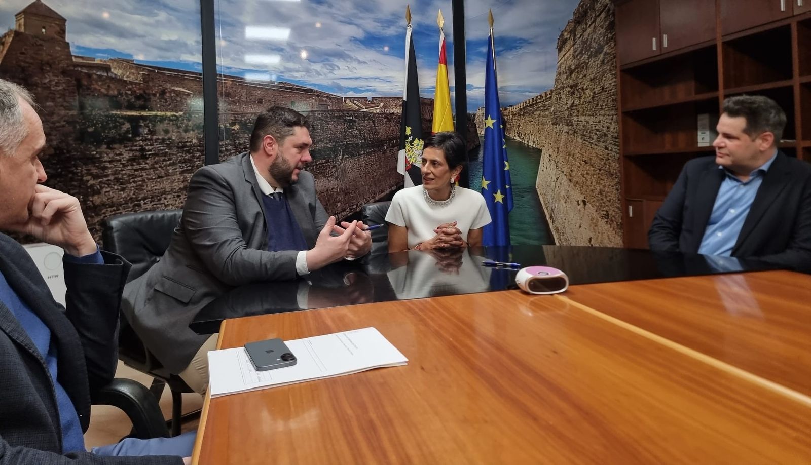 La consejera Kissy Chandiramani durante la firma del acuerdo con la Fundación Al Granada