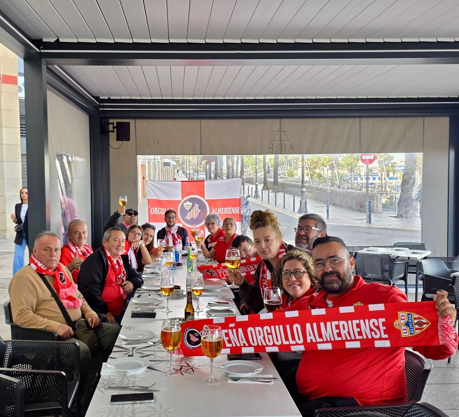 Las aficiones de Ceuta y Almería disfrutan del buen ambiente en la previa al partido