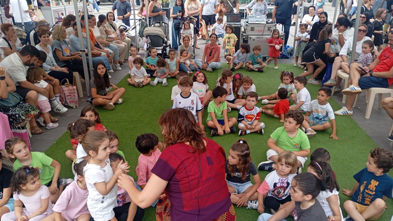 Anna Griot, de espaldas, con su público