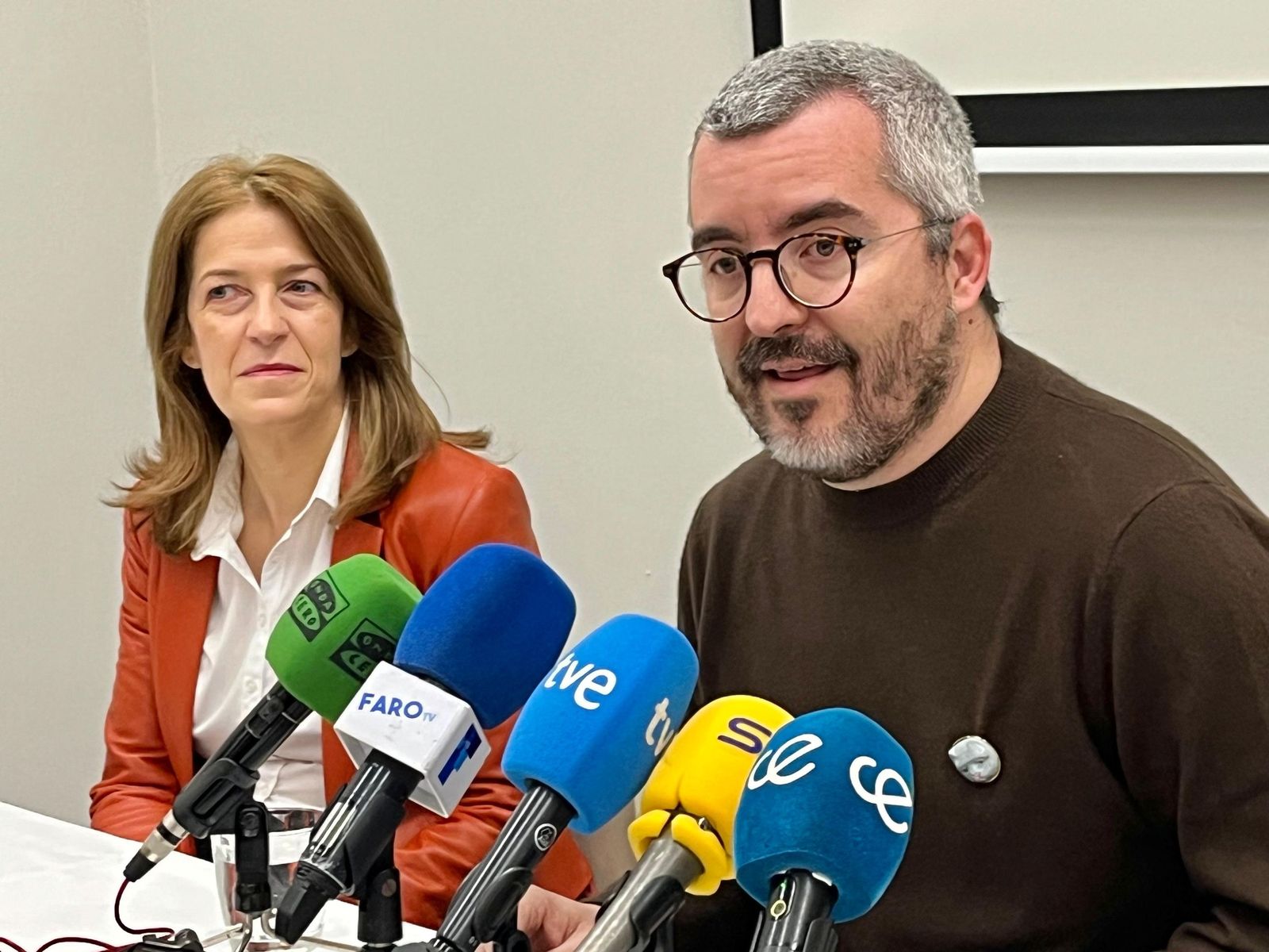 El secretario de Estado de Sanidad, Javier Padilla, junto a la directora general del INGESA, Isabel Muñoz, este martes en una rueda de prensa