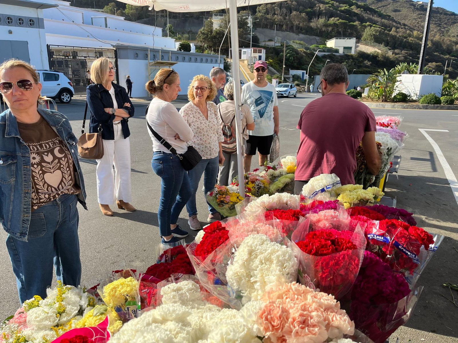 Flores y recuerdo a los difuntos en Santa Catalina Flores y recuerdo a los difuntos en Santa Catalina