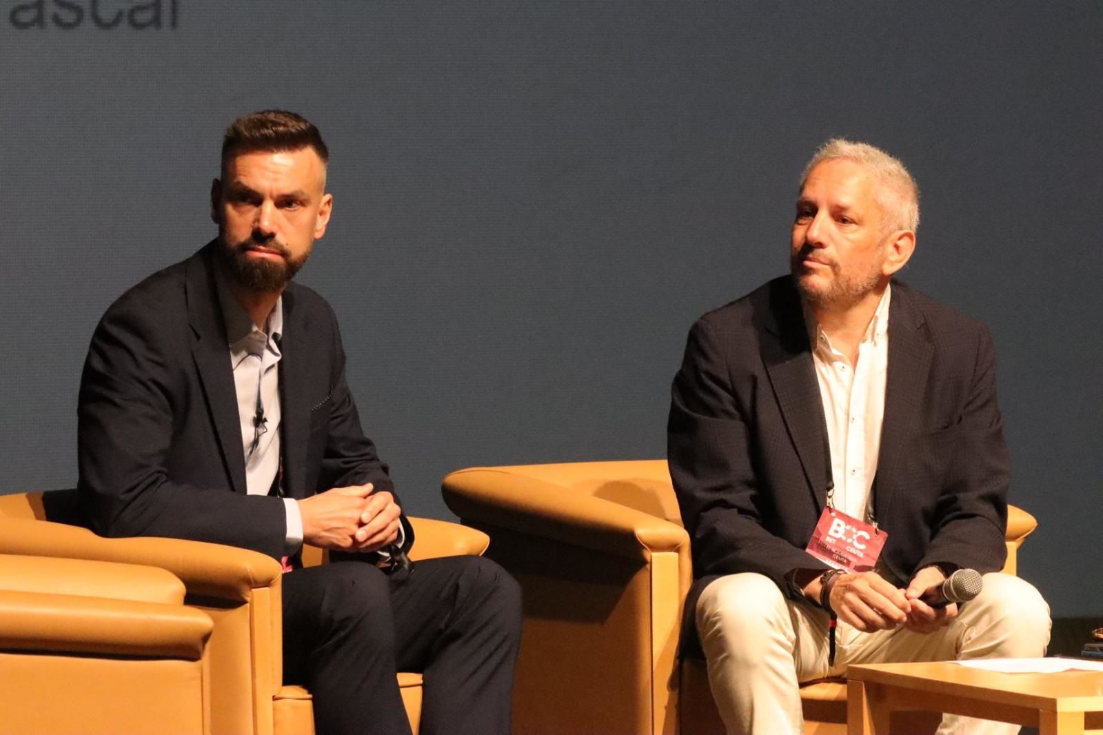 Guillermo Carrascal (izqda.) y César Gilmartín, durante la mesa redonda sobre fraude y suplantación