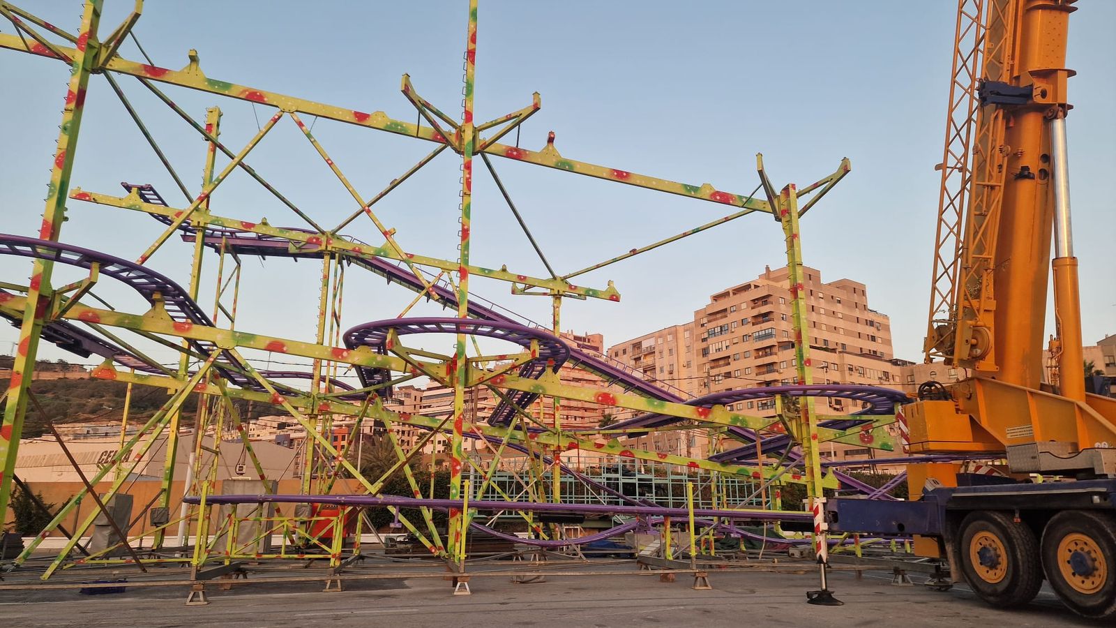 Las atracciones también van tomando forma en el recinto ferial