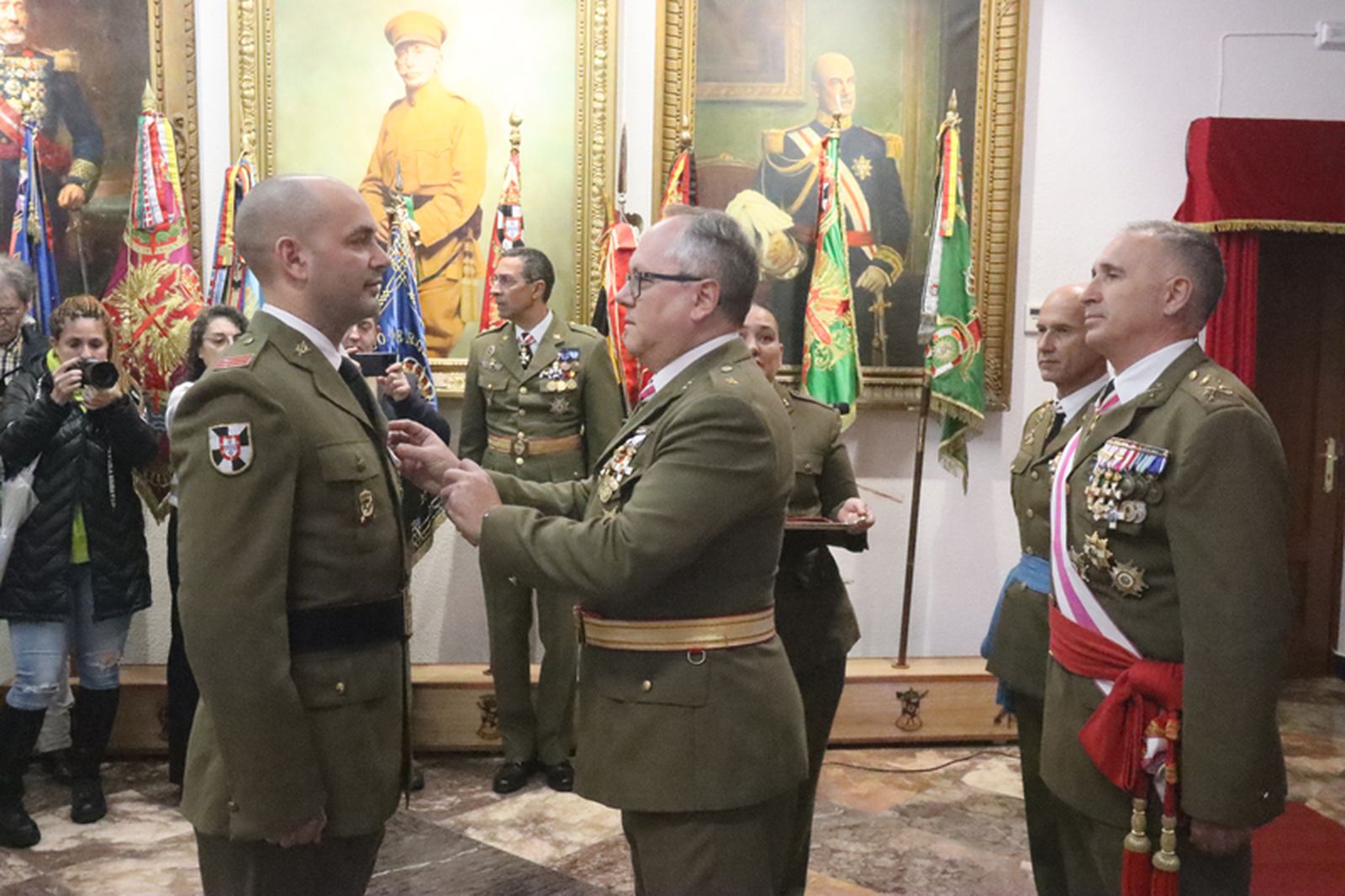 Entrega de condecoraciones en el Salón del Trono de la Comandancia. / FOTO REDUAN
