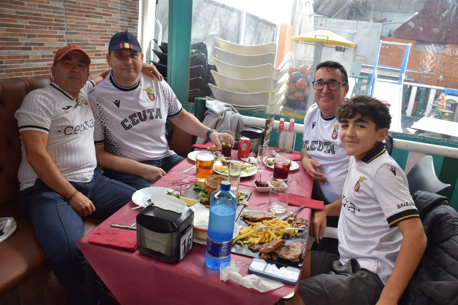 Las aficiones de Ceuta y Almería disfrutan del buen ambiente en la previa al partido