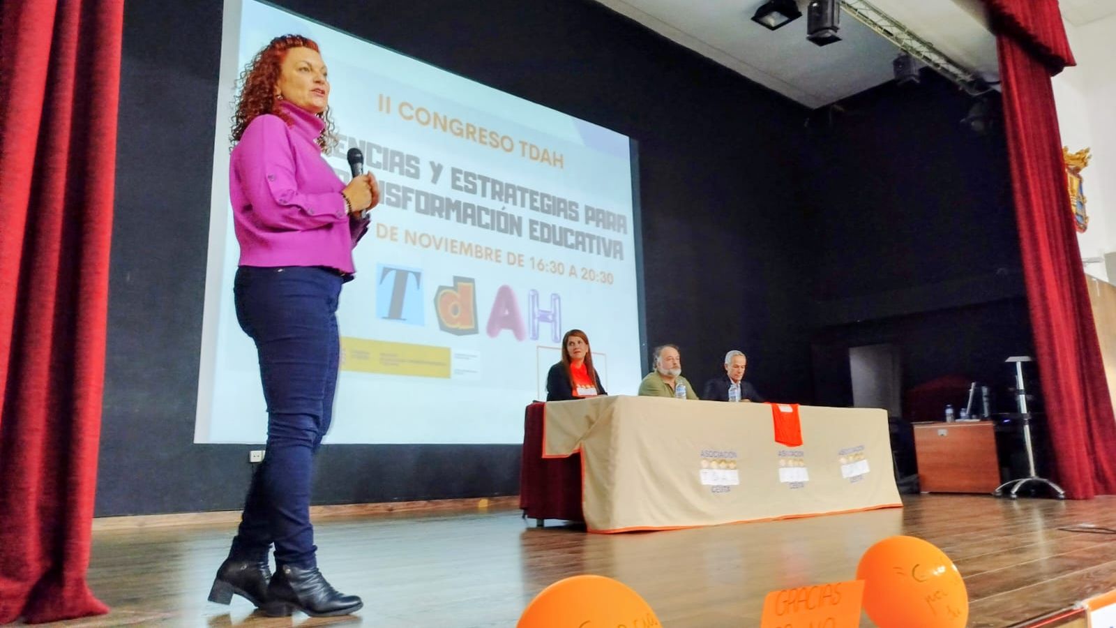 Presentación del II Congreso TDAH Ceuta, con la presencia en la mesa de la presidenta de la asociación, Holaya Abdel-lah, el neurólogo Marcos Altable y el director provincial de Educación Miguel Señor