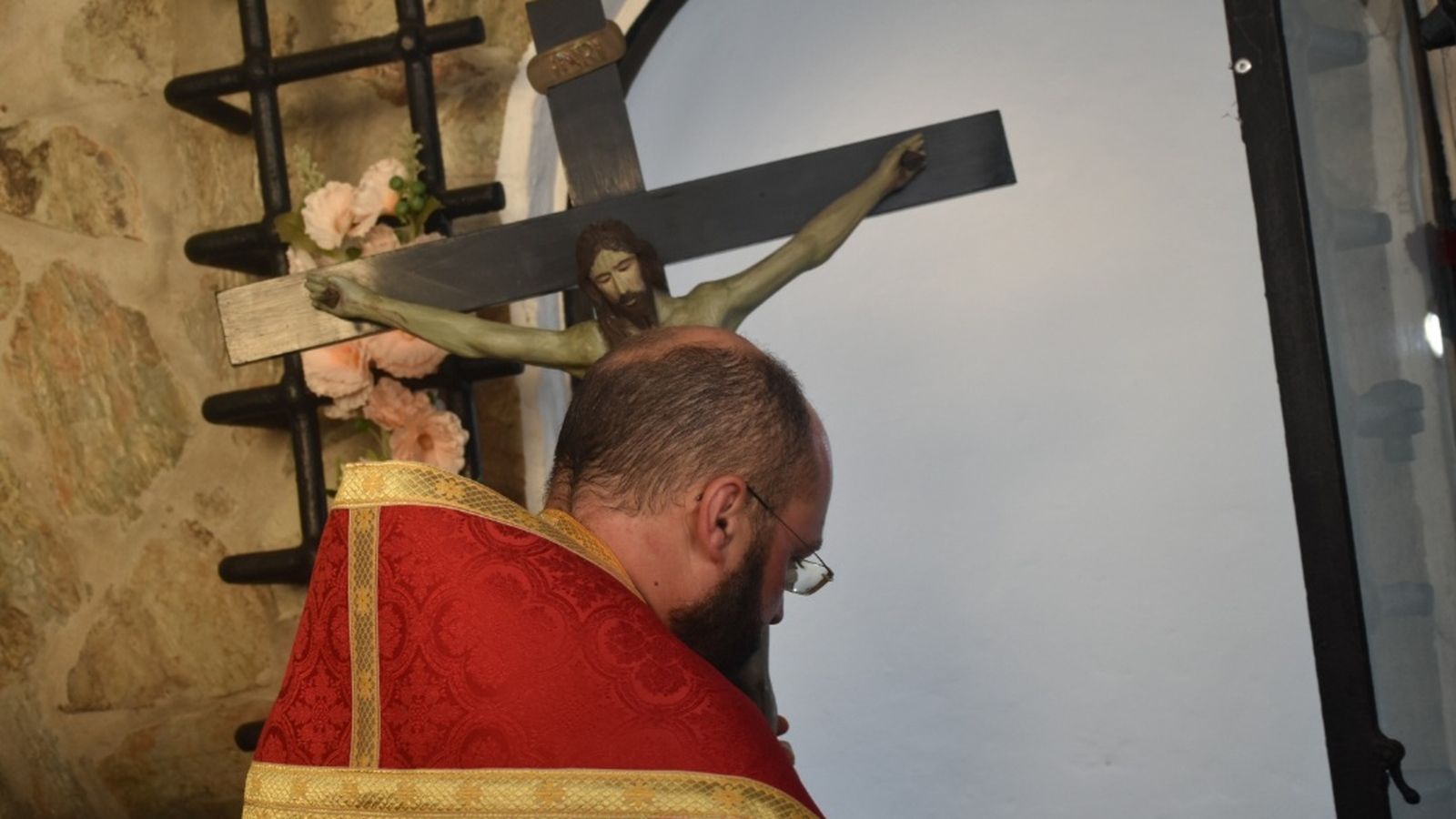 La ciudad se reunió en torno al Cristo del Puente en un solemne acto de despedida que culminó con una eucaristía, la bendición y un multitudinario besapiés