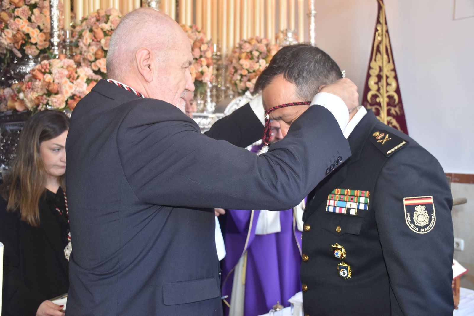 La Policía Nacional entrega el bastón de mando a la Amargura