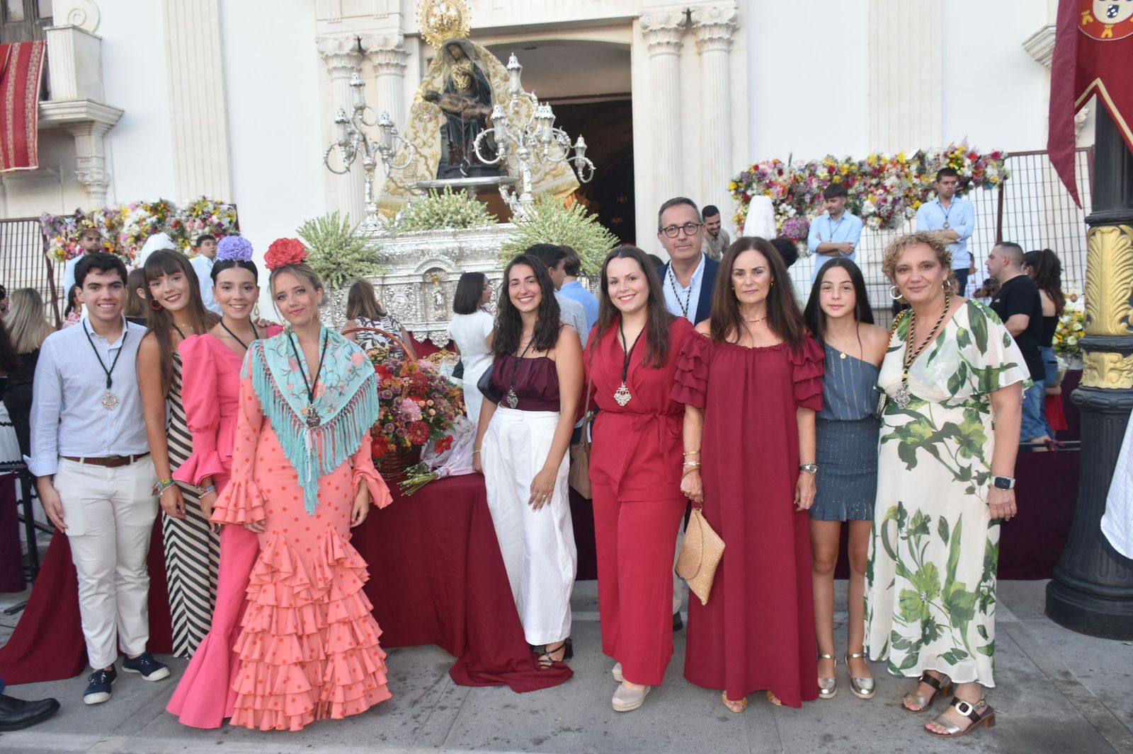 Los ceutíes vuelven a encontrarse con su Madre entre flores, esperanza y lágrimas contenidas