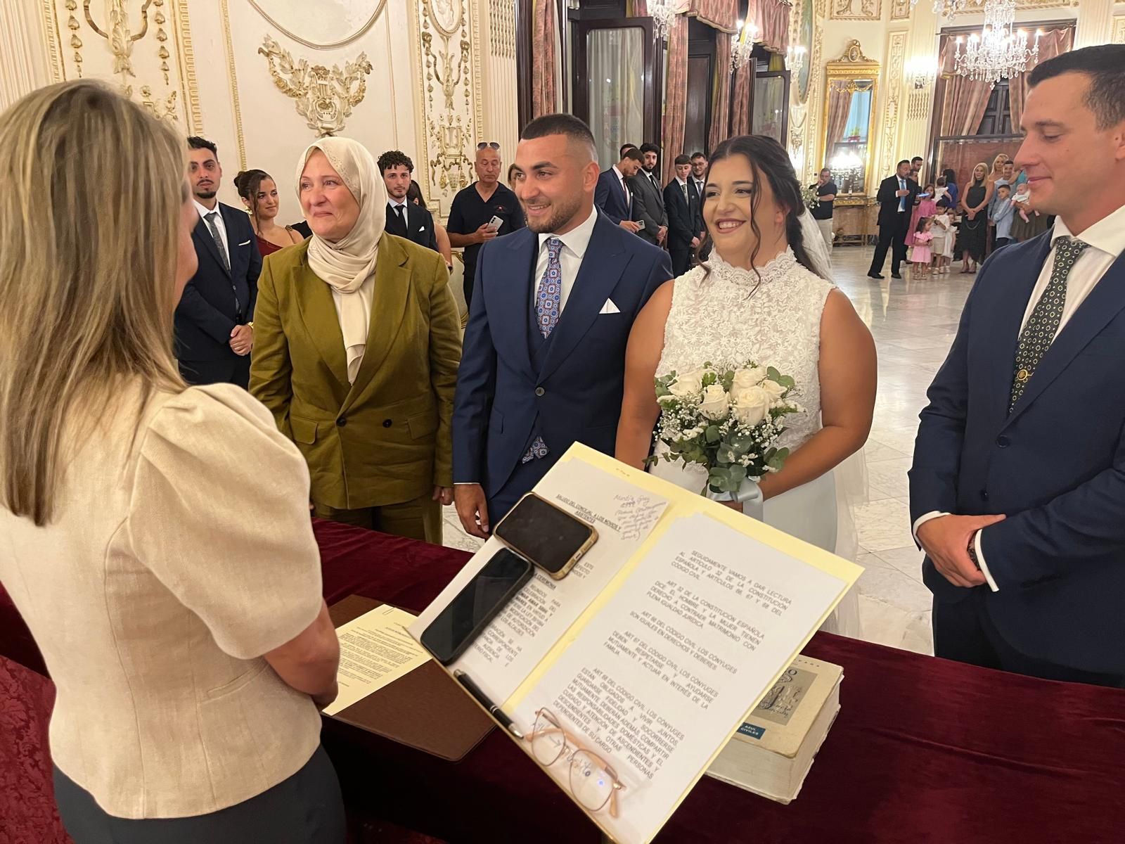 Omar y Claudia sellan su amor en el Salón del Trono