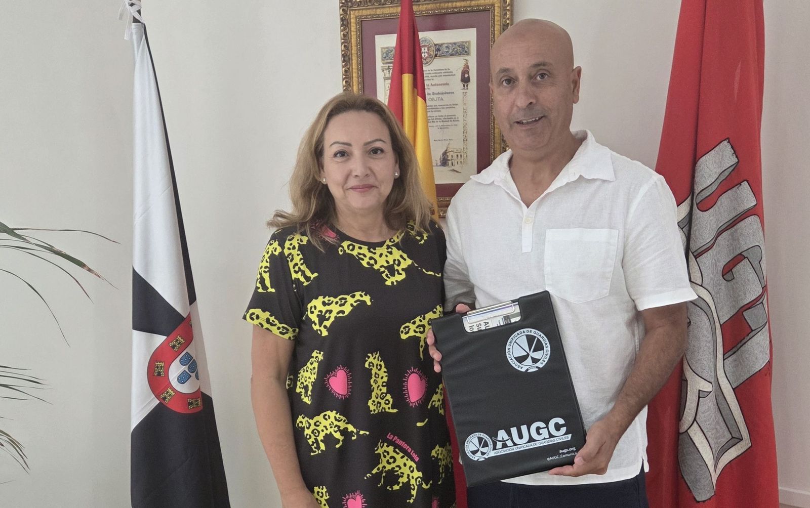 El delegado de AUGC en Ceuta, Rachid Sbihi, junto a la secretaria general de UGT, Yolanda Aparicio