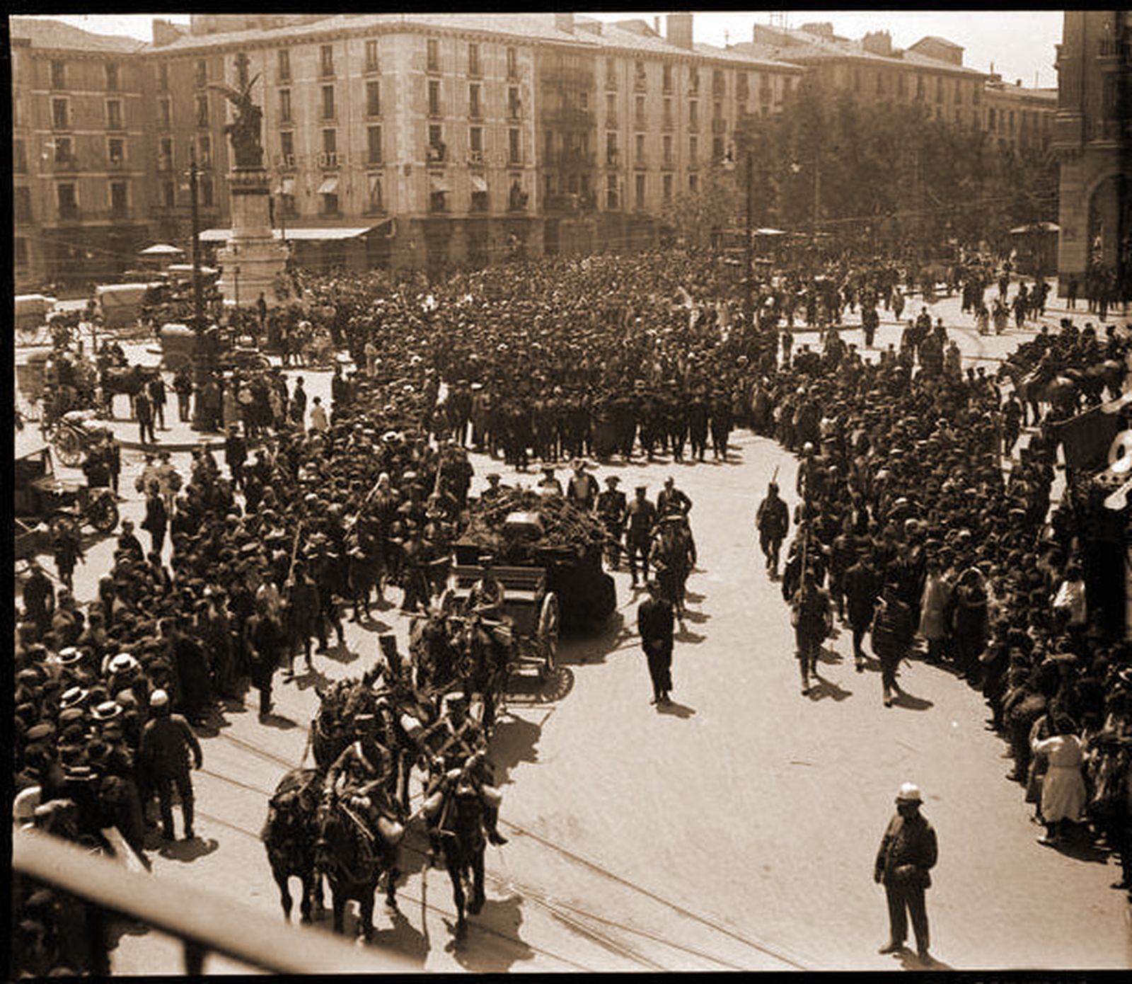 Cortejo fúnebre del Teniente Coronel Valenzuela, Zaragoza. / FOTO CEDIDA