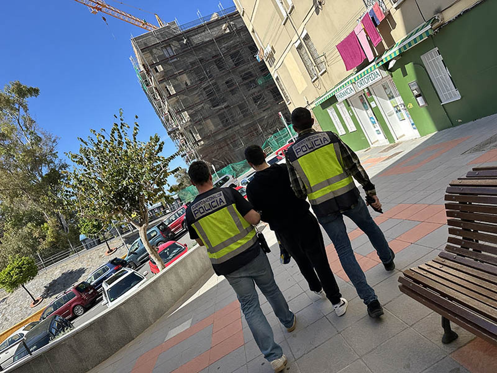 Dos agentes conducen al enfermero detenido/FOTO CEDIDA