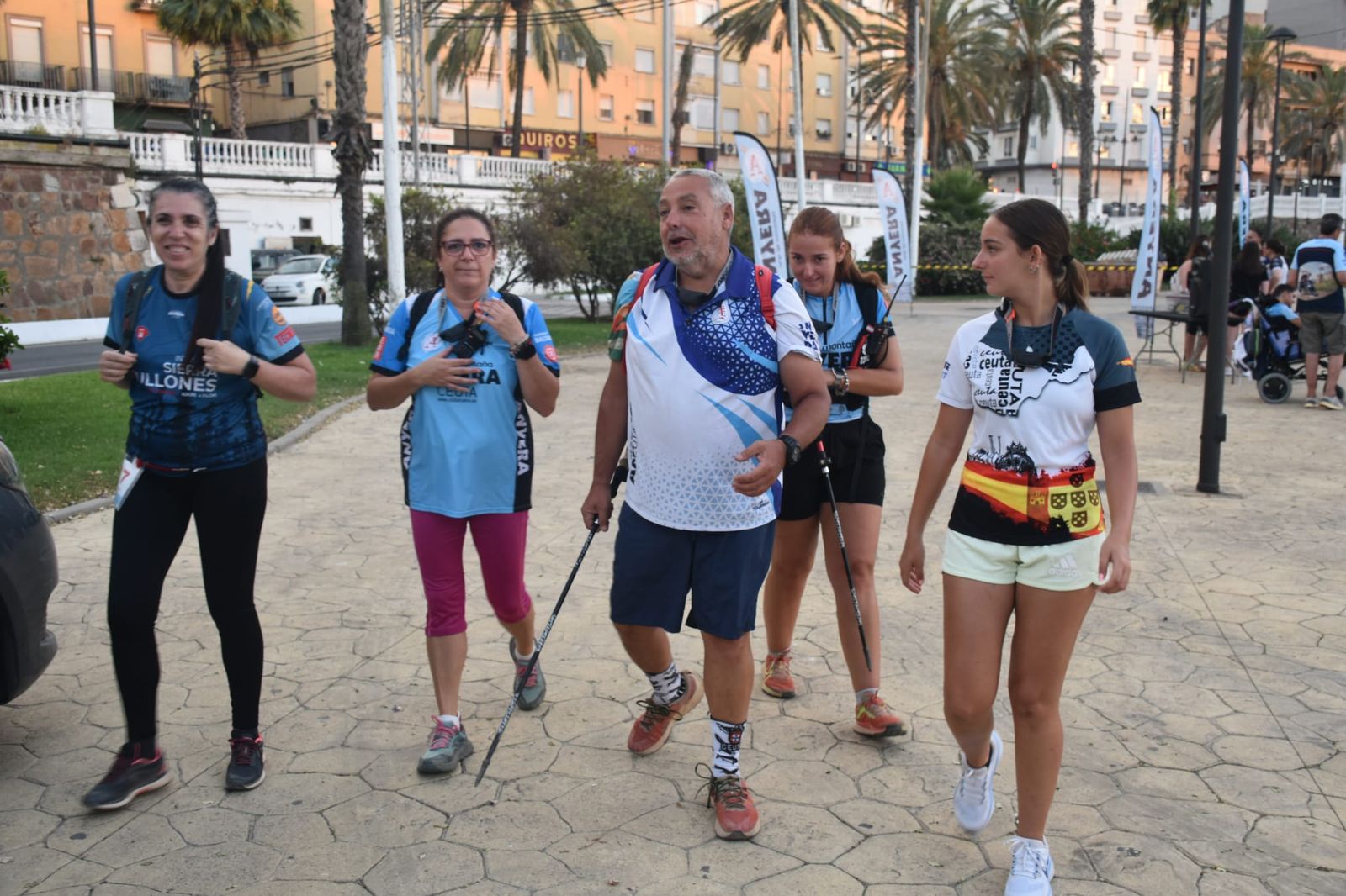 Decenas de senderistas llenan de luz y deporte la XVIII Marcha Nocturna Familiar de Ceuta