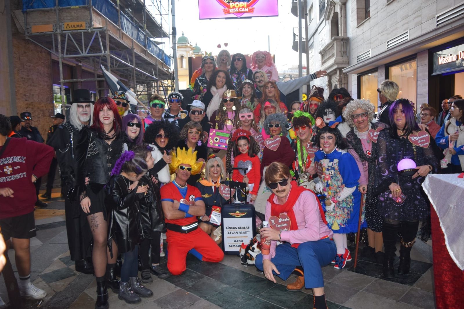 Los Popi enamoran a Ceuta con un pasacalles destinado a la búsqueda de su “media caballa”