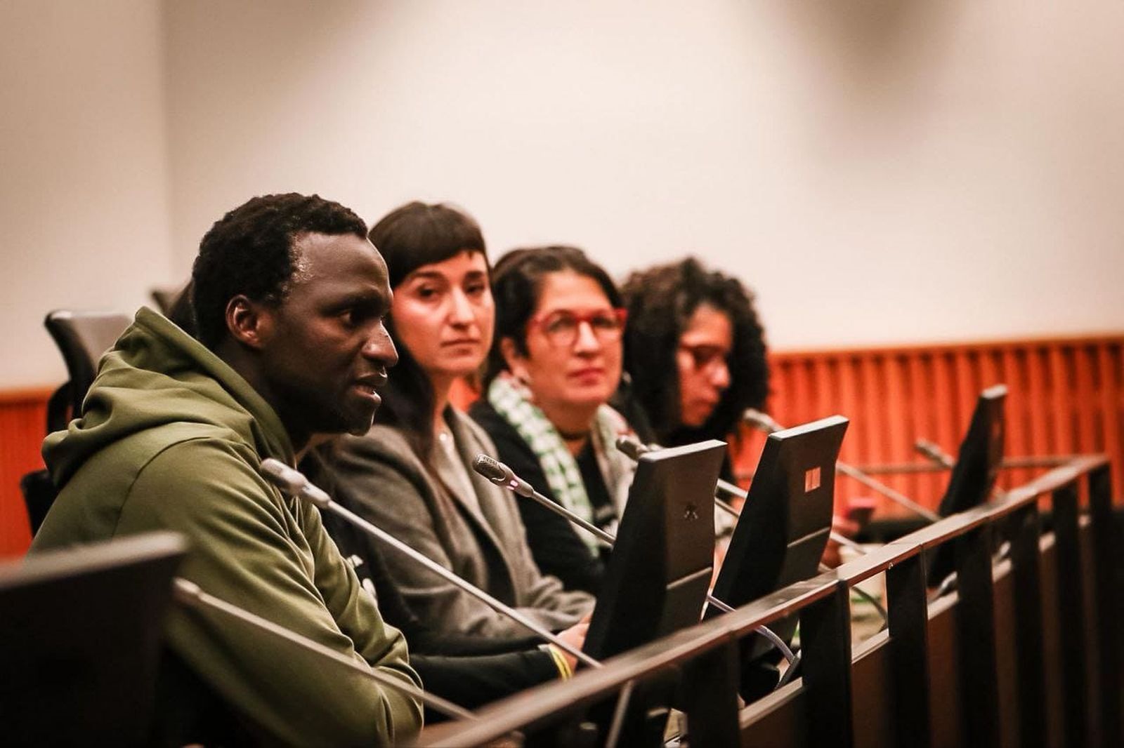 Lamine Sarr junto a más miembros de la plataforma Regularización Ya.