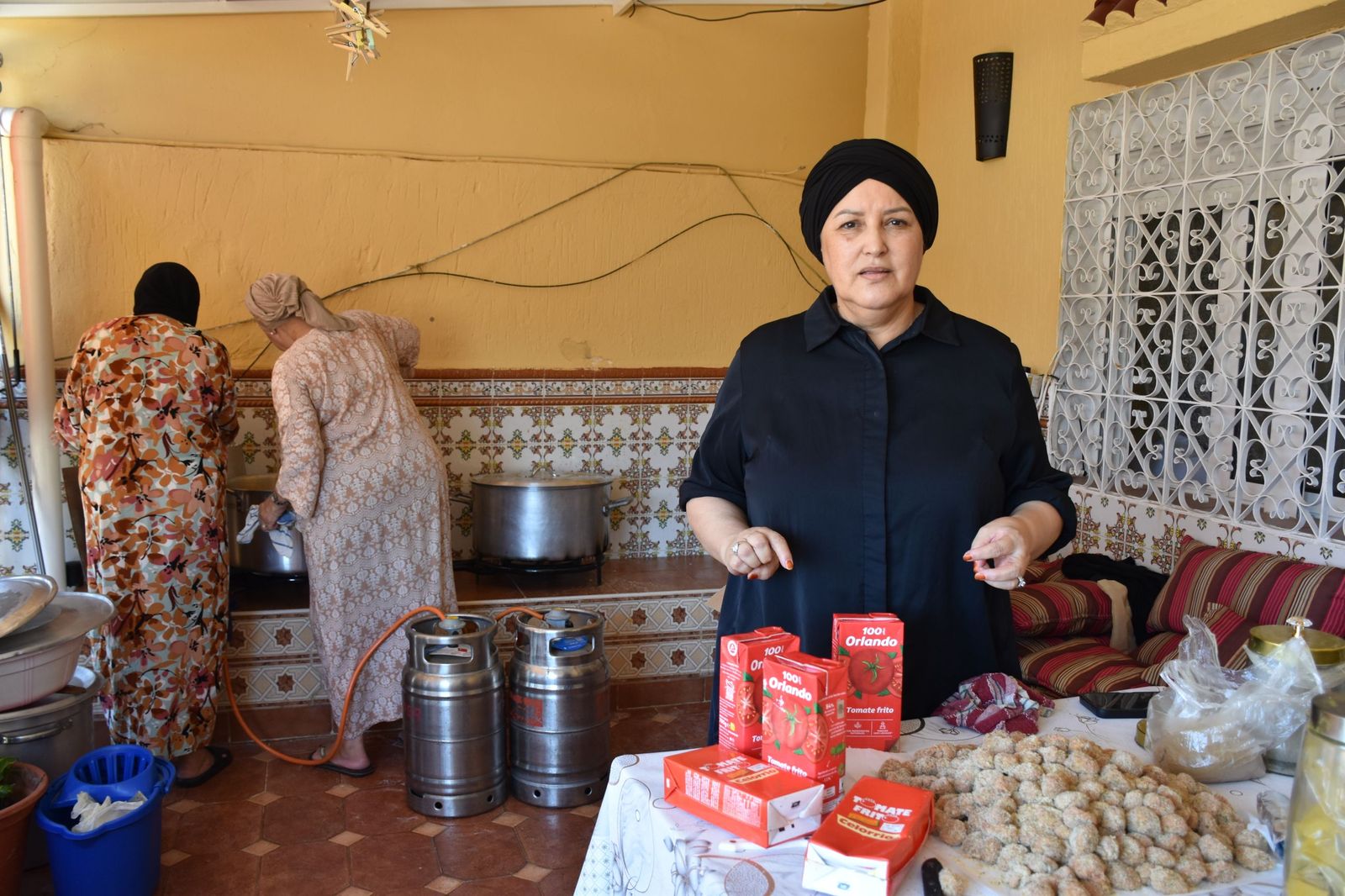 Hanan Hamed, en la terraza de su casa convertida en una cocina improvisada