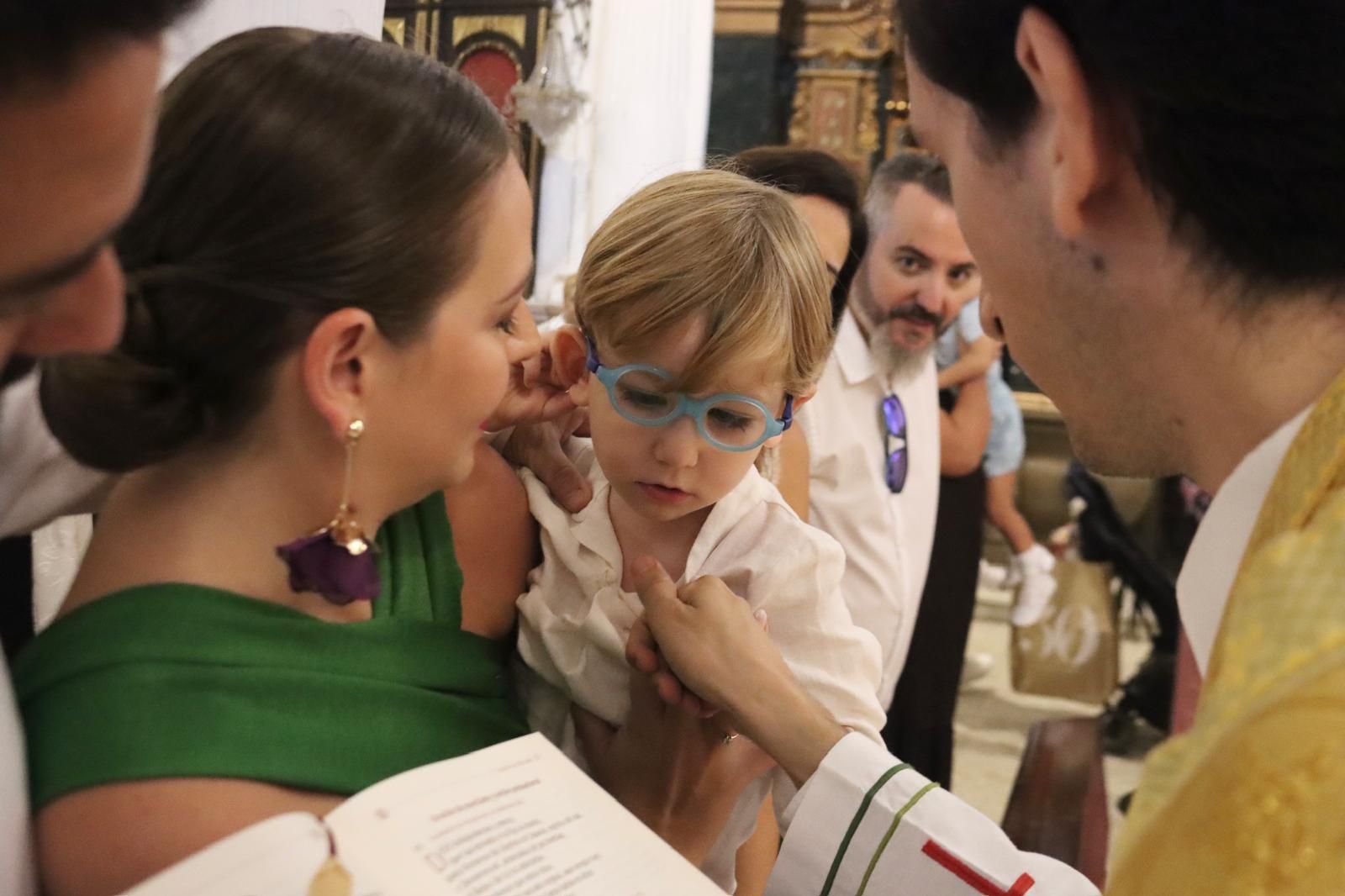 Carlota, Guillermo y Óliver reciben el sacramento del bautismo