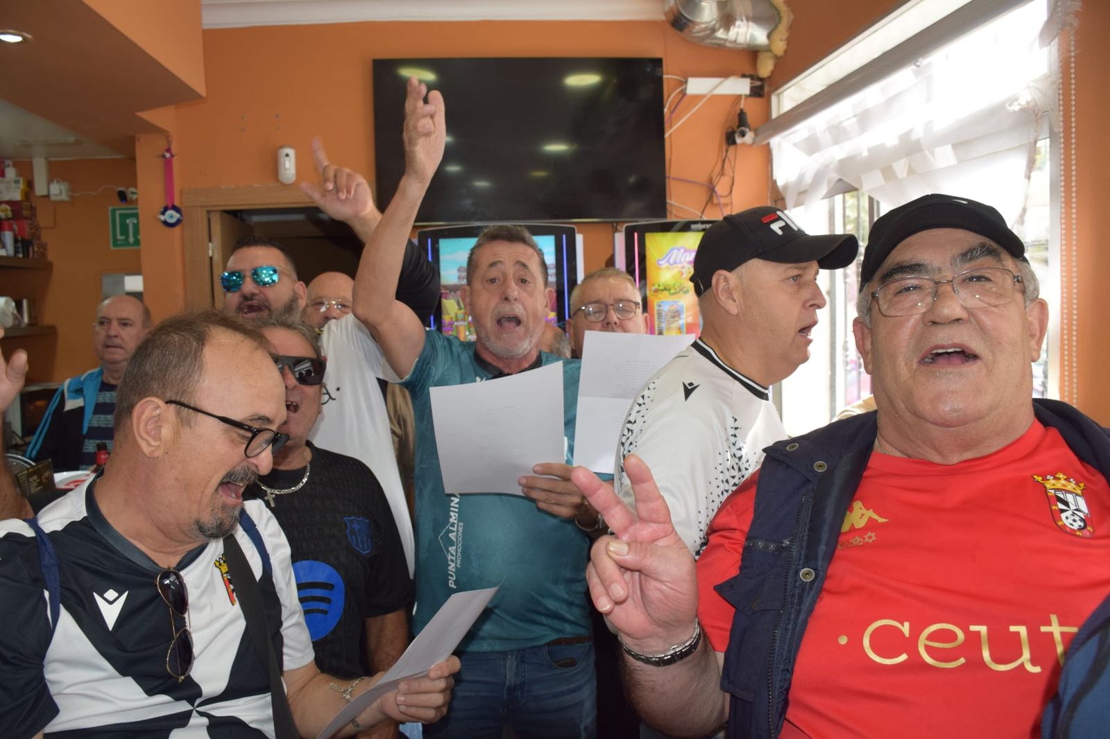 Las aficiones de Ceuta y Almería disfrutan del buen ambiente en la previa al partido