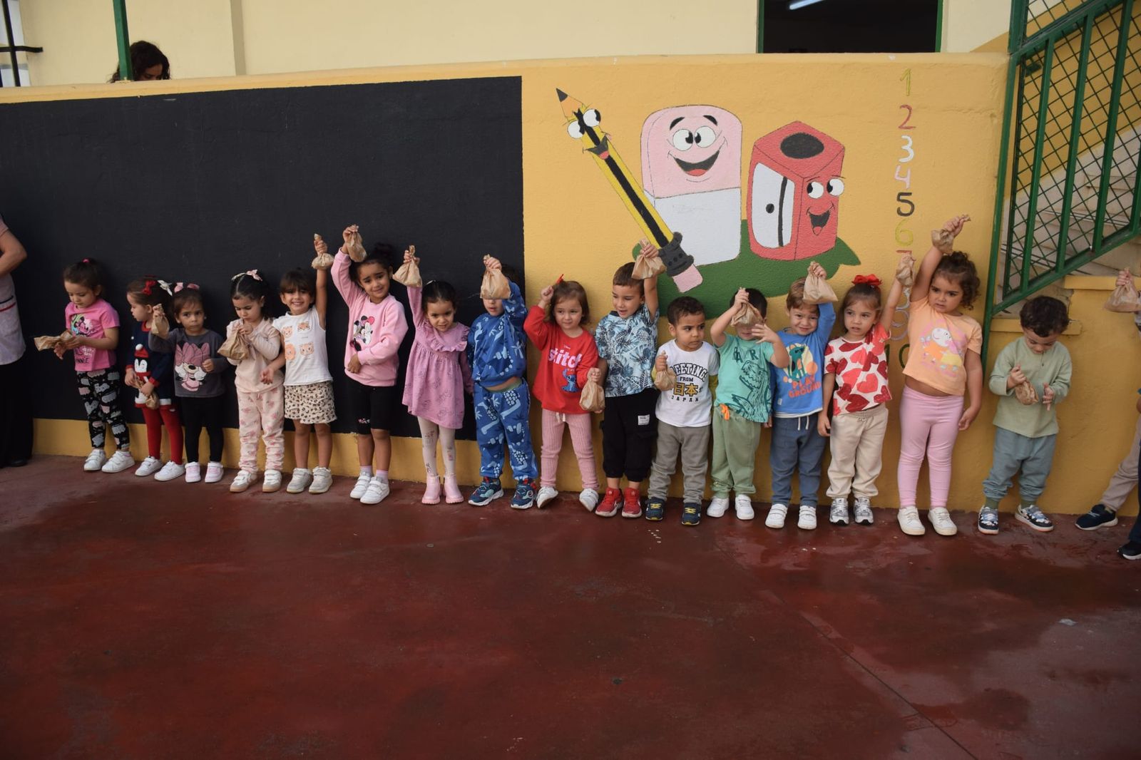 FOTGALERÍA | El Castañero visita el CEIP Ortega y Gasset y continúa su ruta por varios colegios de Ceuta