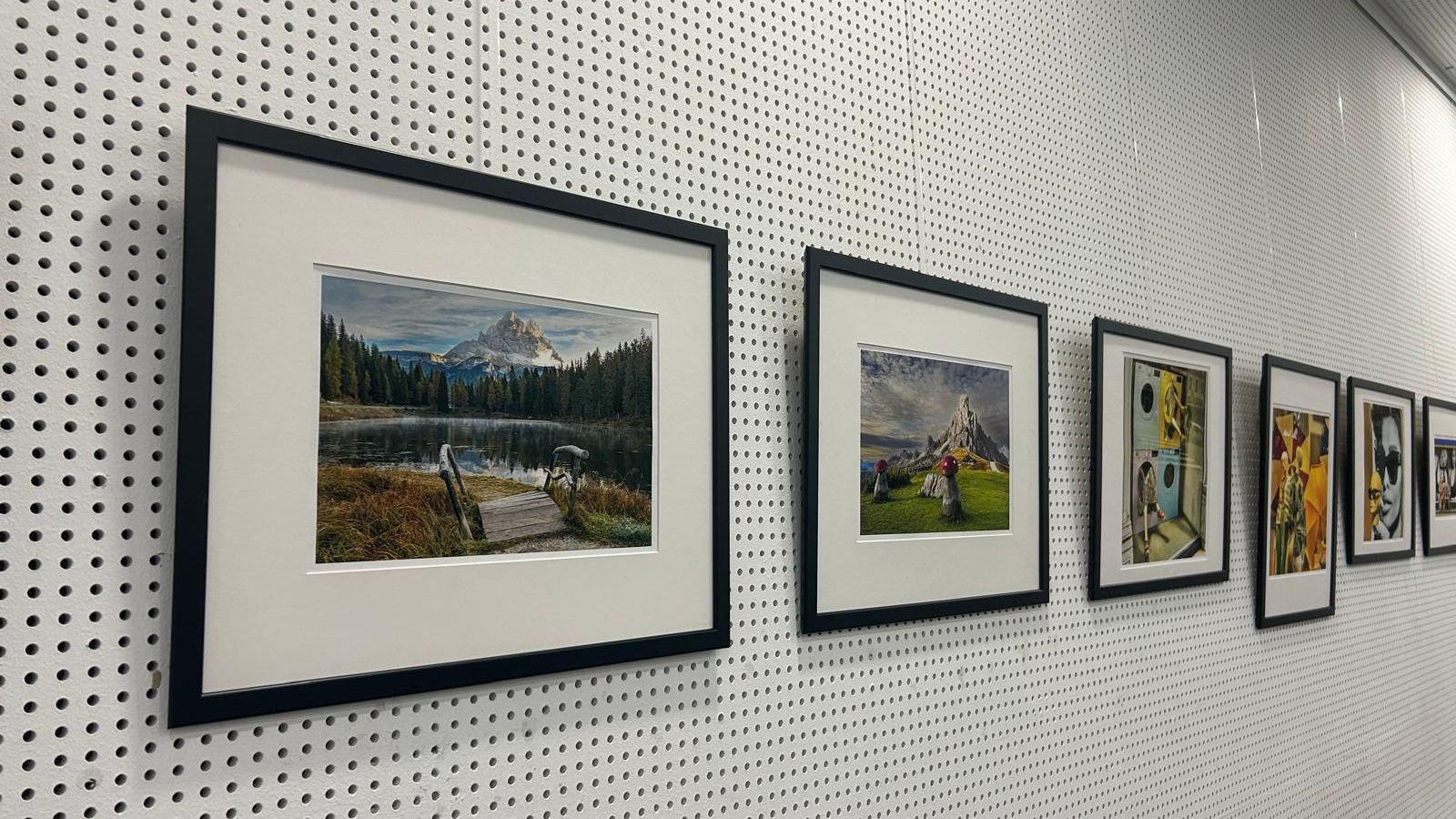 Exposición fotográfica de una agrupación jerezana en la biblioteca Adolfo Suárez impulsada por la Asociación Miradas