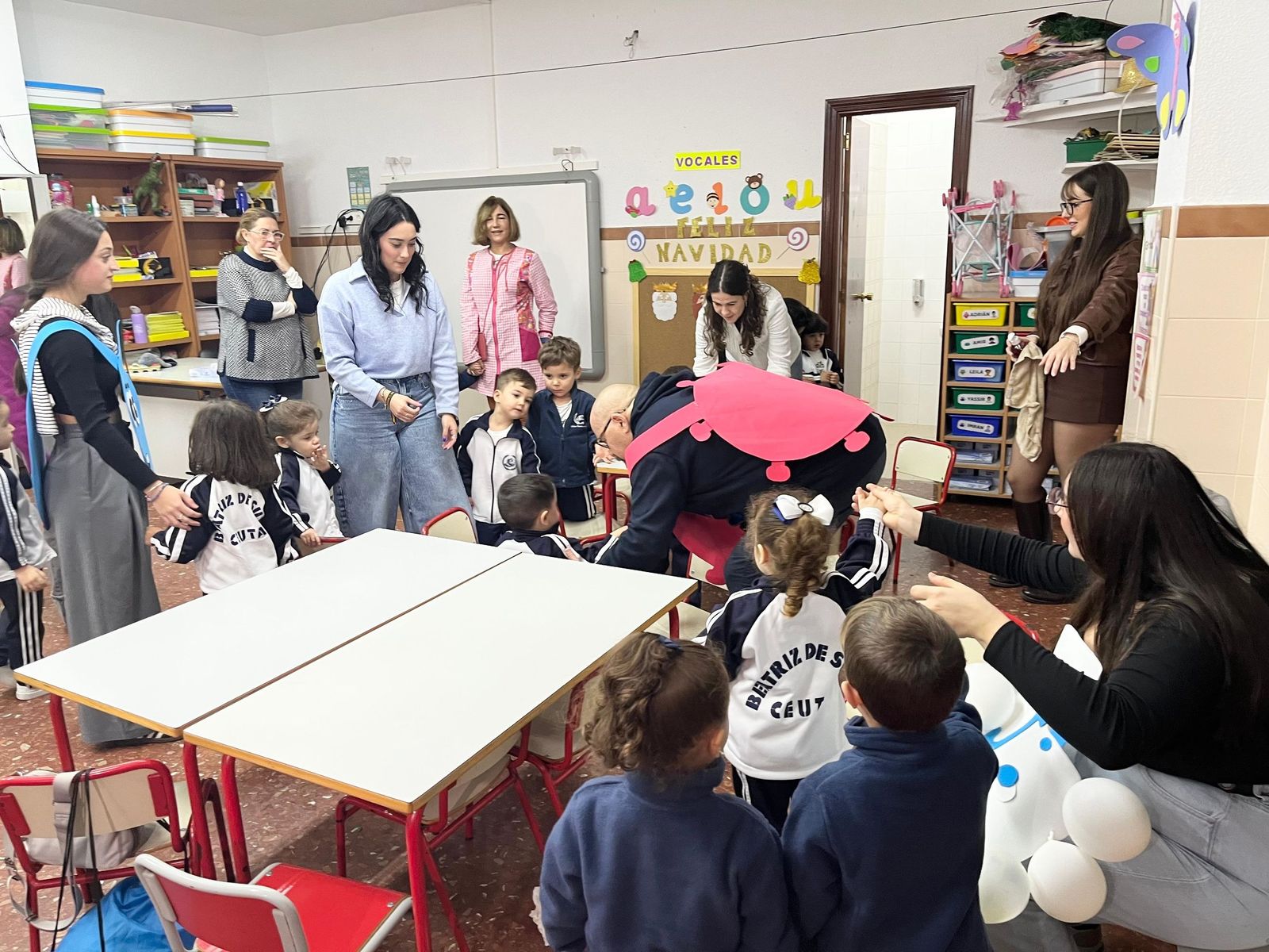 Estudiantes de Enfermería y pequeños del Beatriz de Silva, en una jornada sobre hábitos saludables