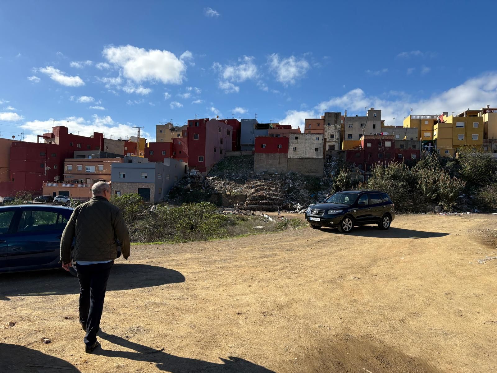El recientemente nombrado presidente del Príncipe Alfonso paseando por la barriada