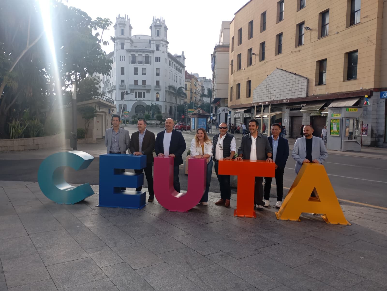 Foto de familia con el letrero de Ceuta