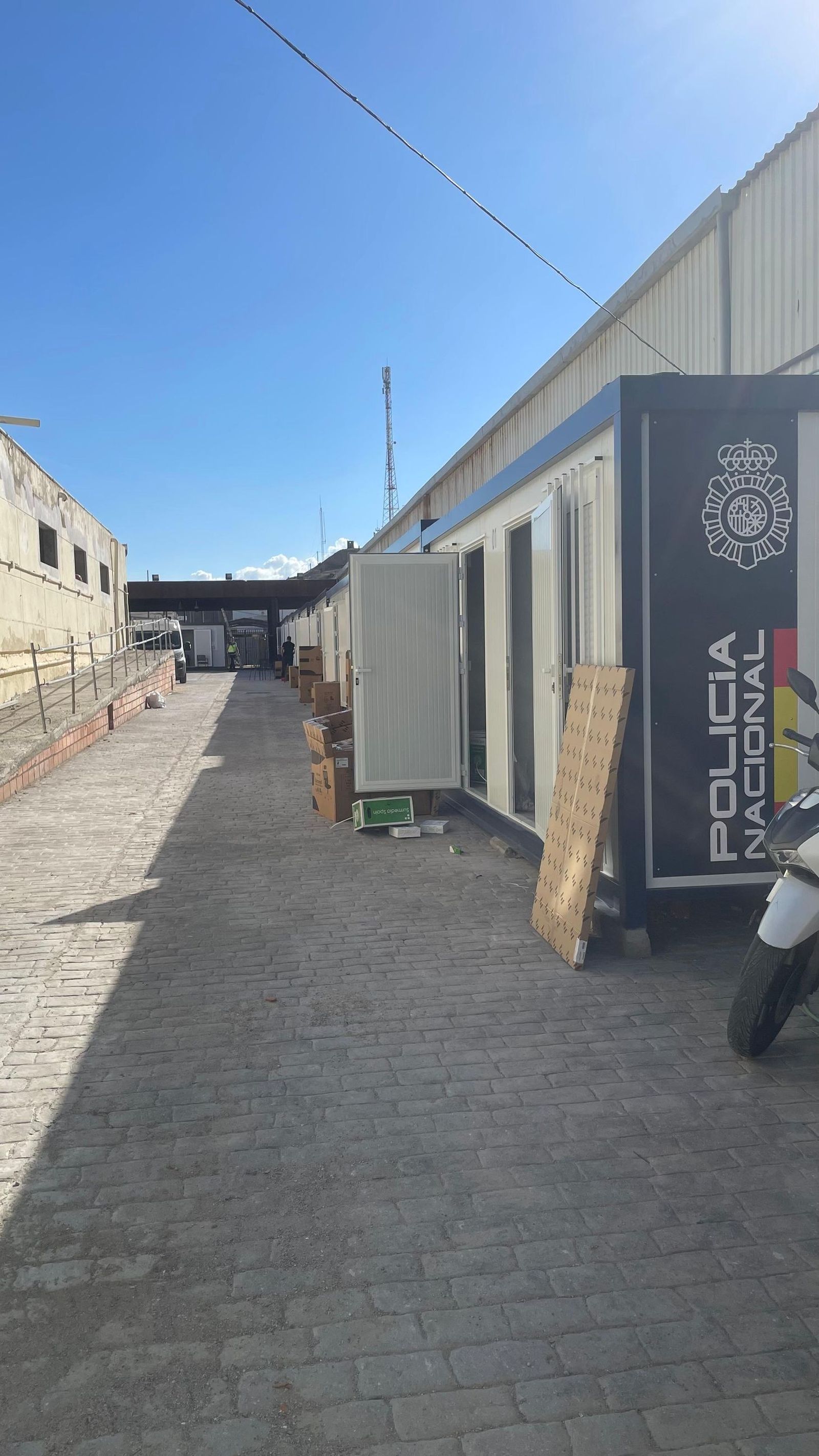 Diez módulos prefabricados, cada uno con dos despachos, han sido instalados en el interior del polígono industrial para reforzar la atención a los solicitantes de protección internacional