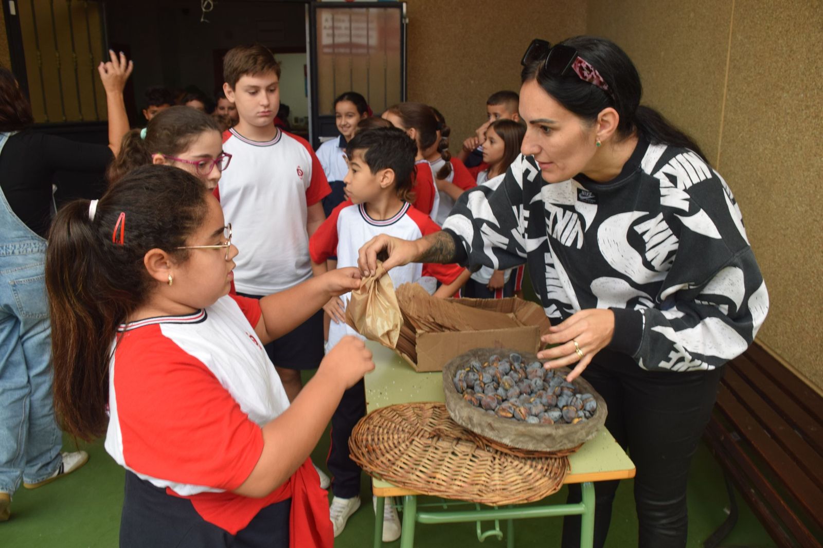 FOTOGALERÍA | El Castañero visita el Colegio San Daniel para 'encender' la tradición de La Mochila