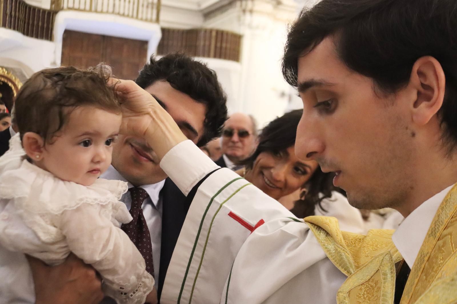 Carlota, Guillermo y Óliver reciben el sacramento del bautismo