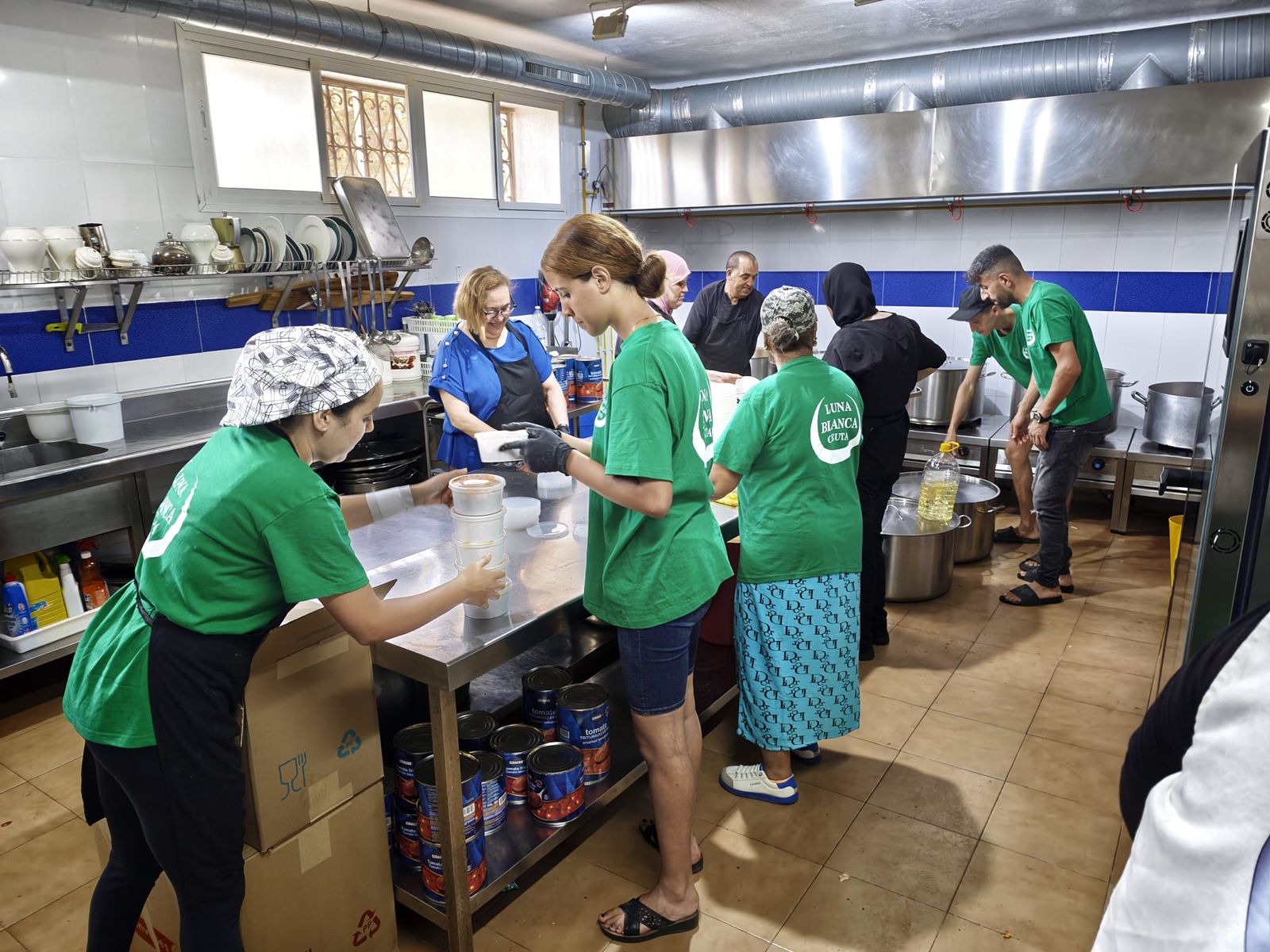 Voluntarios trabajan en las cocinas del comedor