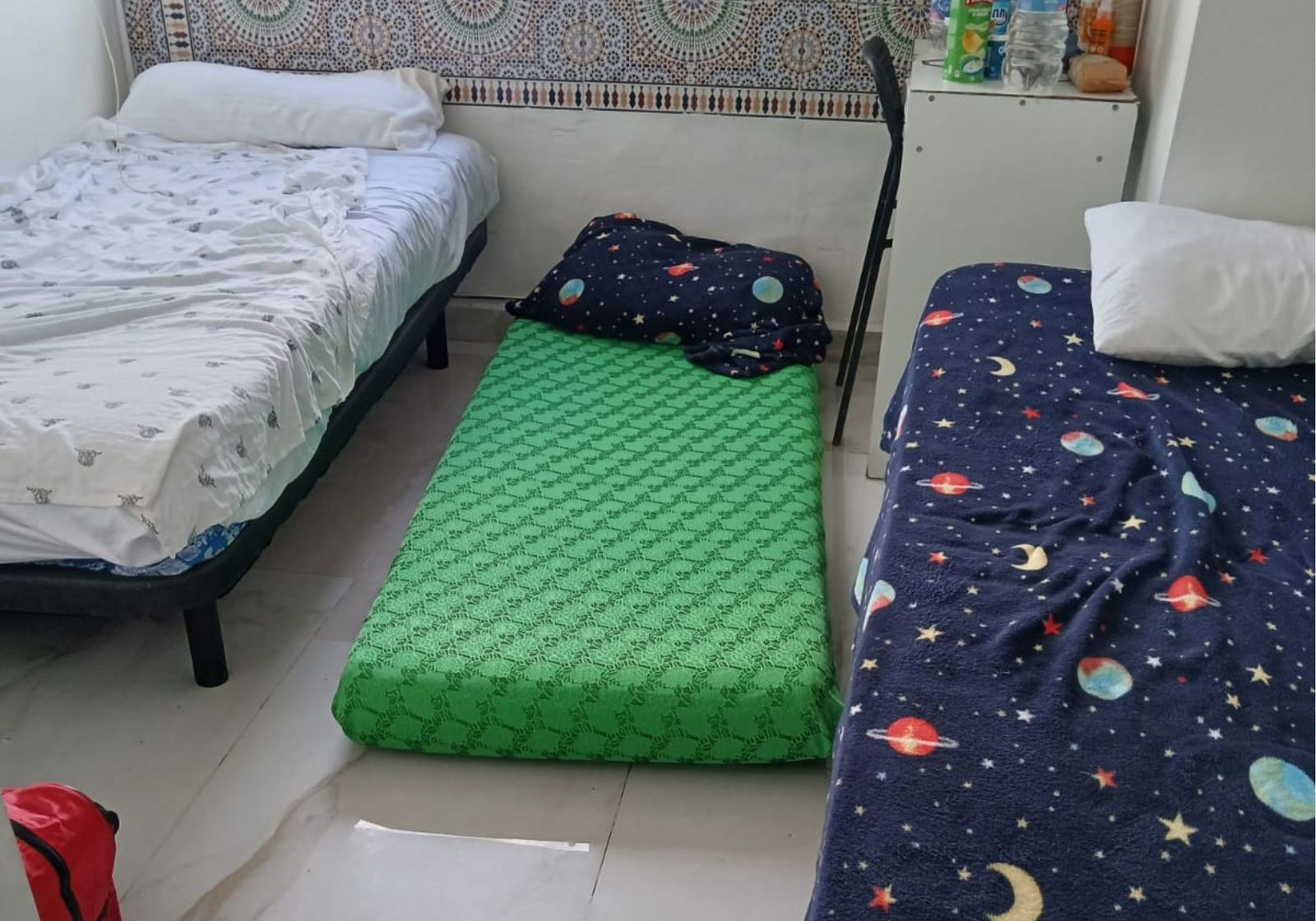 Las camas de la habitación de la familia de Hanan en la pensión